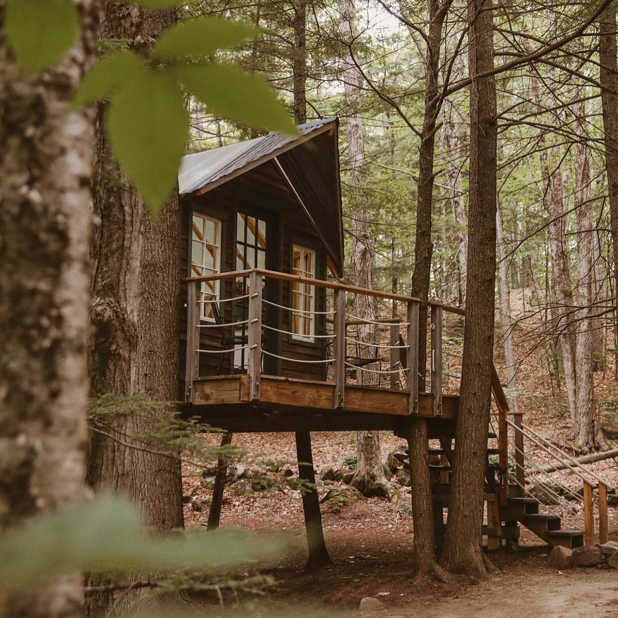 Check out this cabin rental from @the_salisbury_hideouts! Looks to be the kind of place you go for a weekend and never want to leave. There is nothing like a cabin in the pines. Absolute perfection. 

#CabinLife #RusticRetreat #AmericanCabins #LogCab