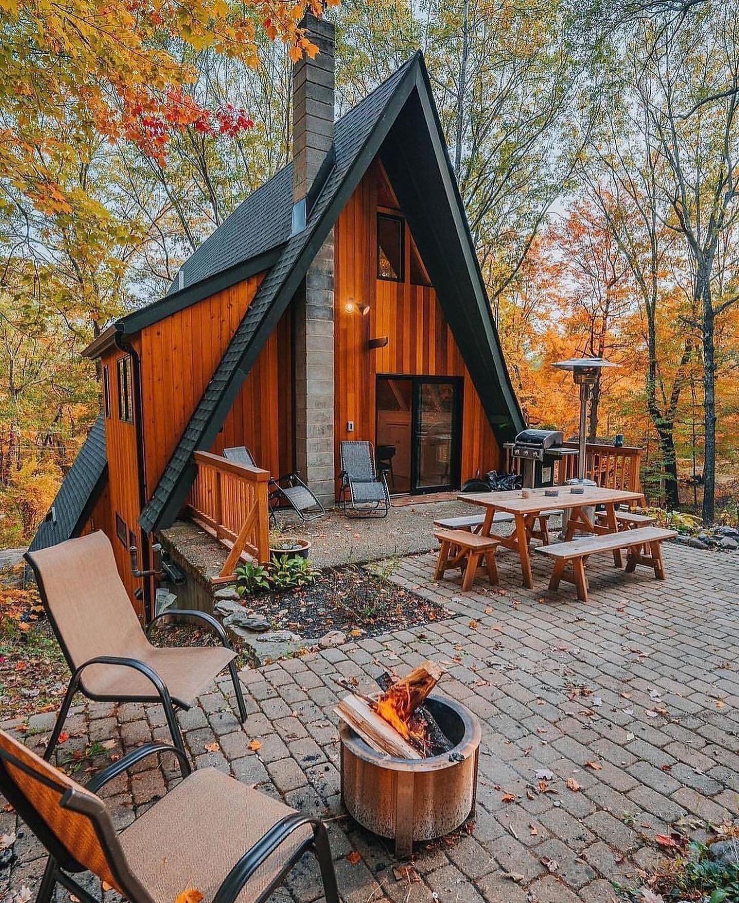 Check out this beautiful cabin! I just love the colors! Picture by @cfunk44 🙌🏻🙌🏻

#CabinLife #RusticRetreat #AmericanCabins #LogCabinLiving #CabinGoals #WoodlandEscape #CozyCabin #CabinintheWoods #MountainGetaway #NatureLovers #CabinViews #Wilder