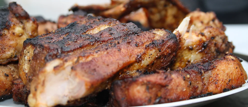 Grilled_meat_(steaks)_in_Czech_Republic.jpg