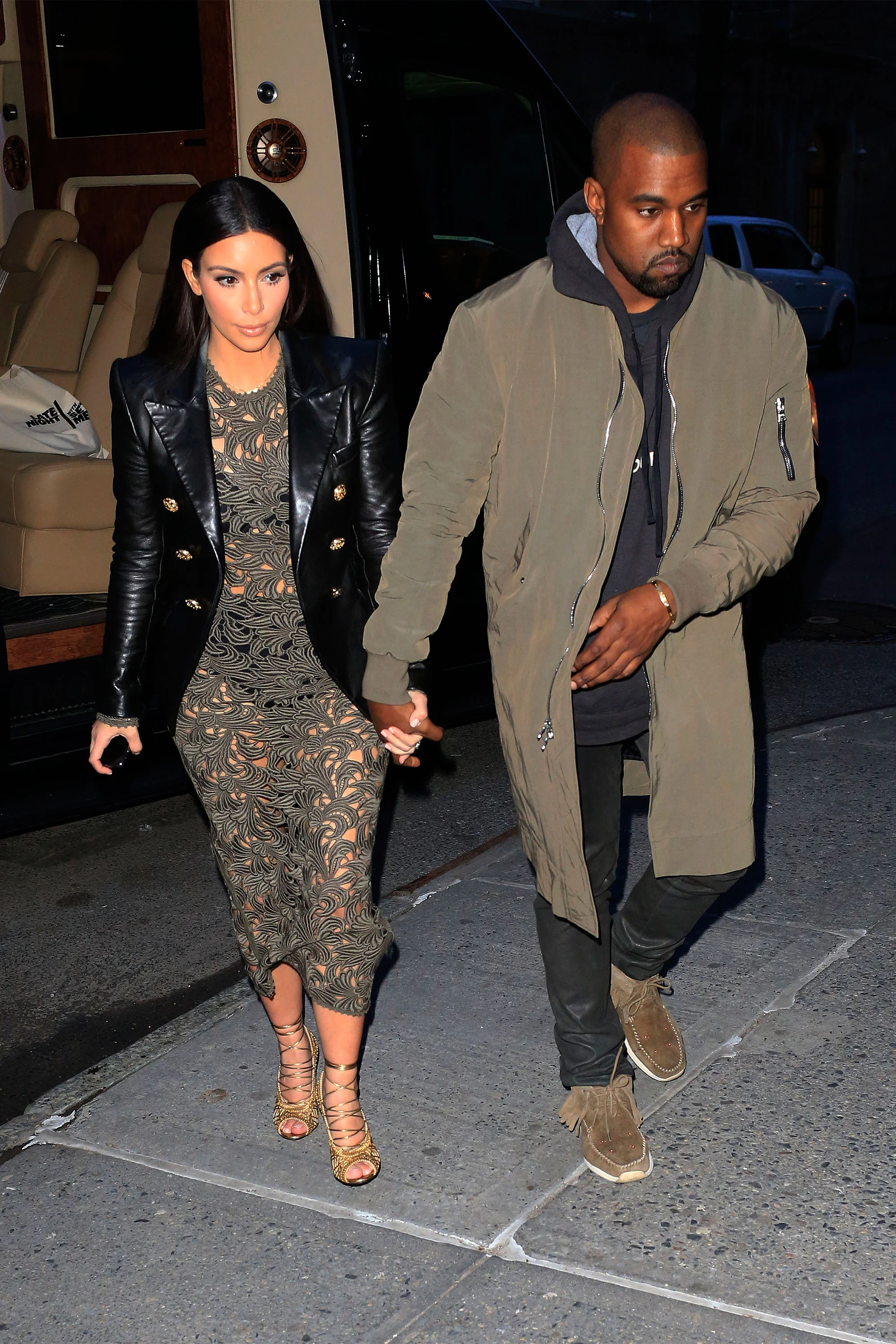 54bc372fde201_-_hbz-kimye-matching-outfits-spl725823-004.jpeg