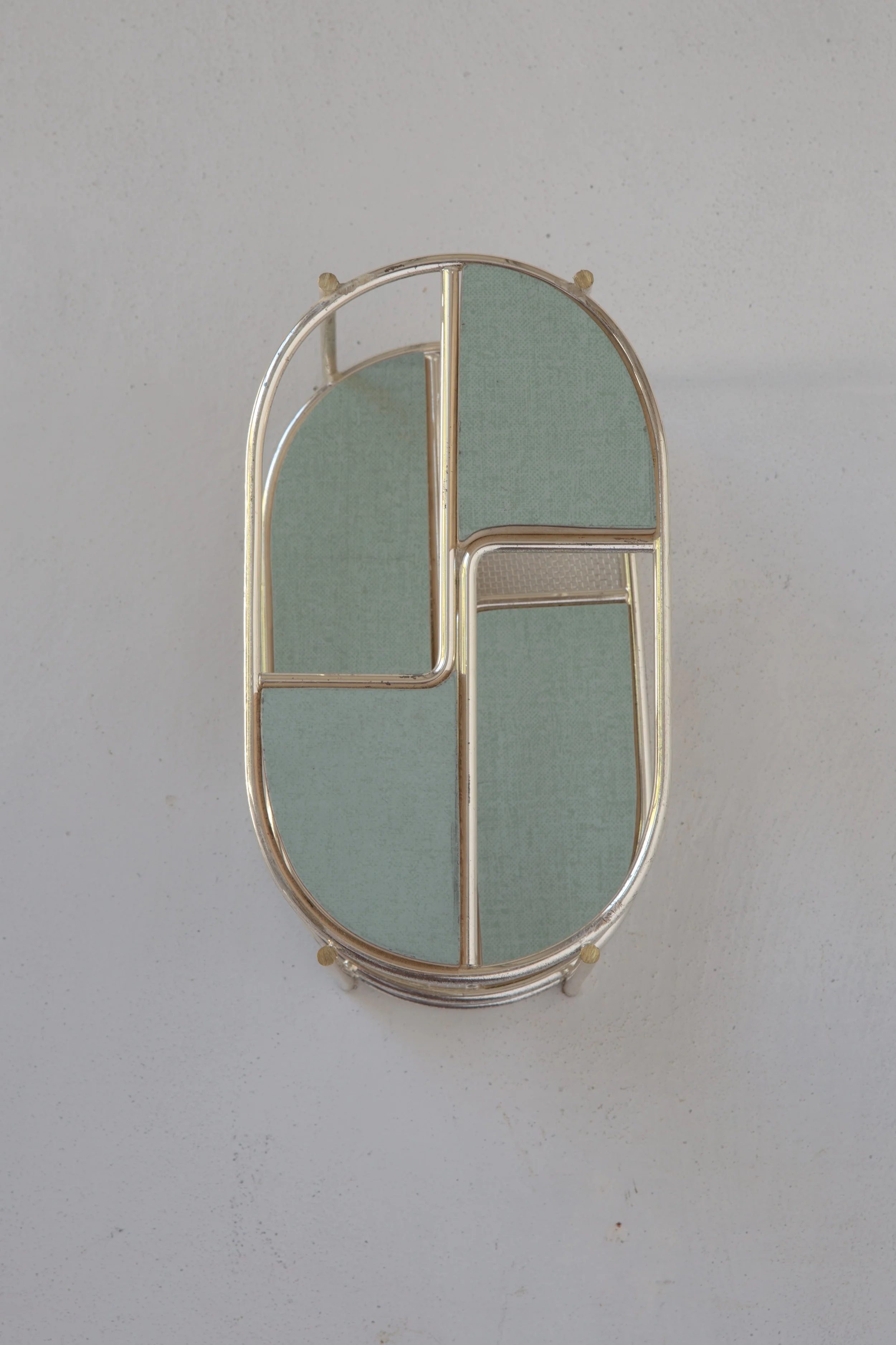 Giorni 2014 - Metallo e formica - 22x10x12cm Giorni è una piccola struttura in metallo, un' oliera o qualcosa del genere, dentro la quale ho inserito dei pezzi di banco di scuola che, disposti su piani sfalsati, suggeriscono un movimento circolare.