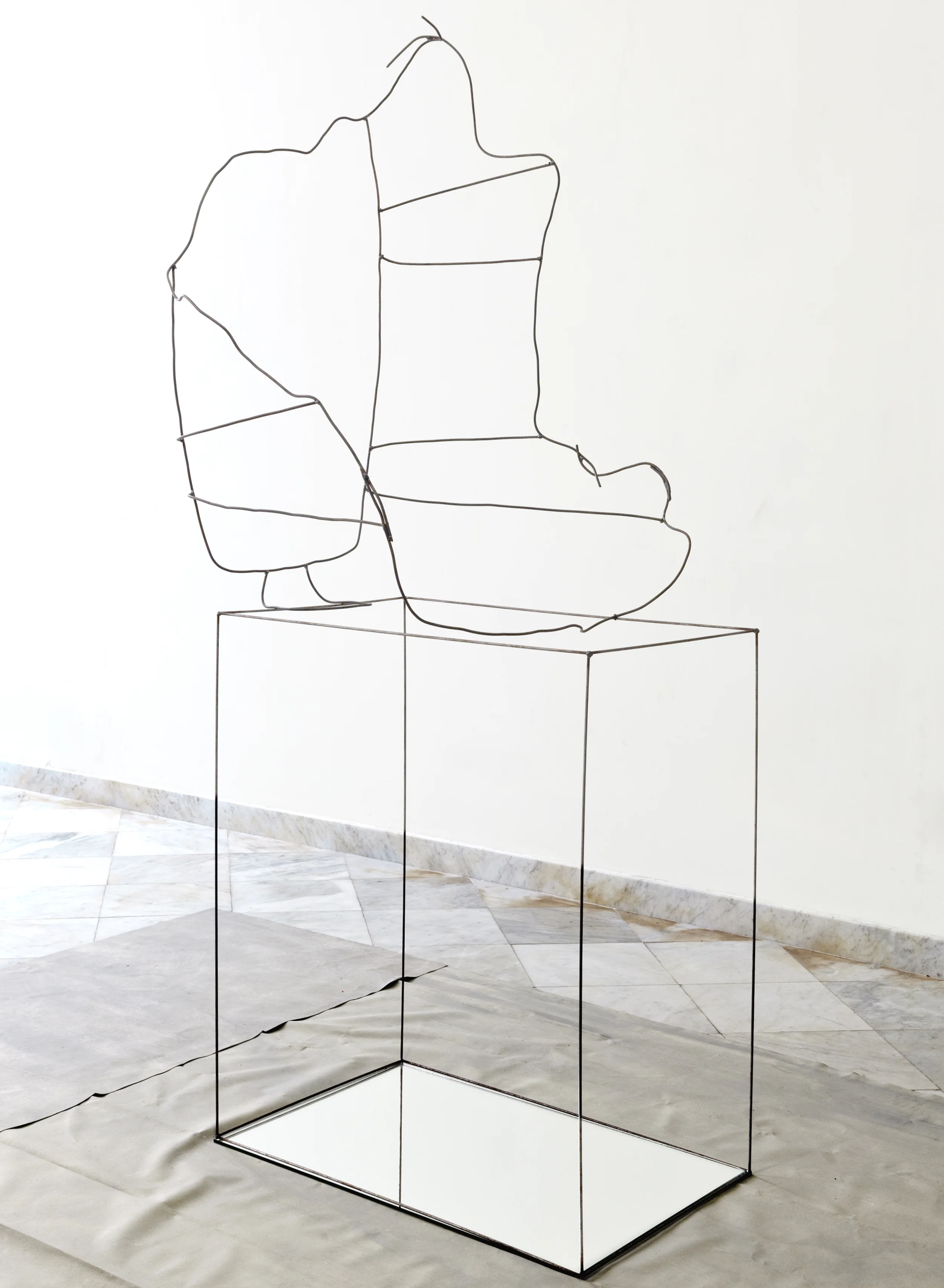 Il progetto si inserisce all’interno dell’esposizione collettiva In fila per tre con Elena Carozzi, Phillippa Peckham e Maja Thommen, tenutasi nel dicembre 2015 a Sarzana (SP), presso tre spazi commerciali in disuso e realizzata grazie alla partecipazione de La Marrana arteambientale. Durante la serata inaugurale Toni Garbini è intervenuto all’interno di Nulla due volte con una performance basata su una composizione originale di testi tratti da Note di cucina di Rodrigo Garcia e Kurt Weill. Vedi link a sinistra Nulla due volte 2015 Foto Nicola Belluzzi