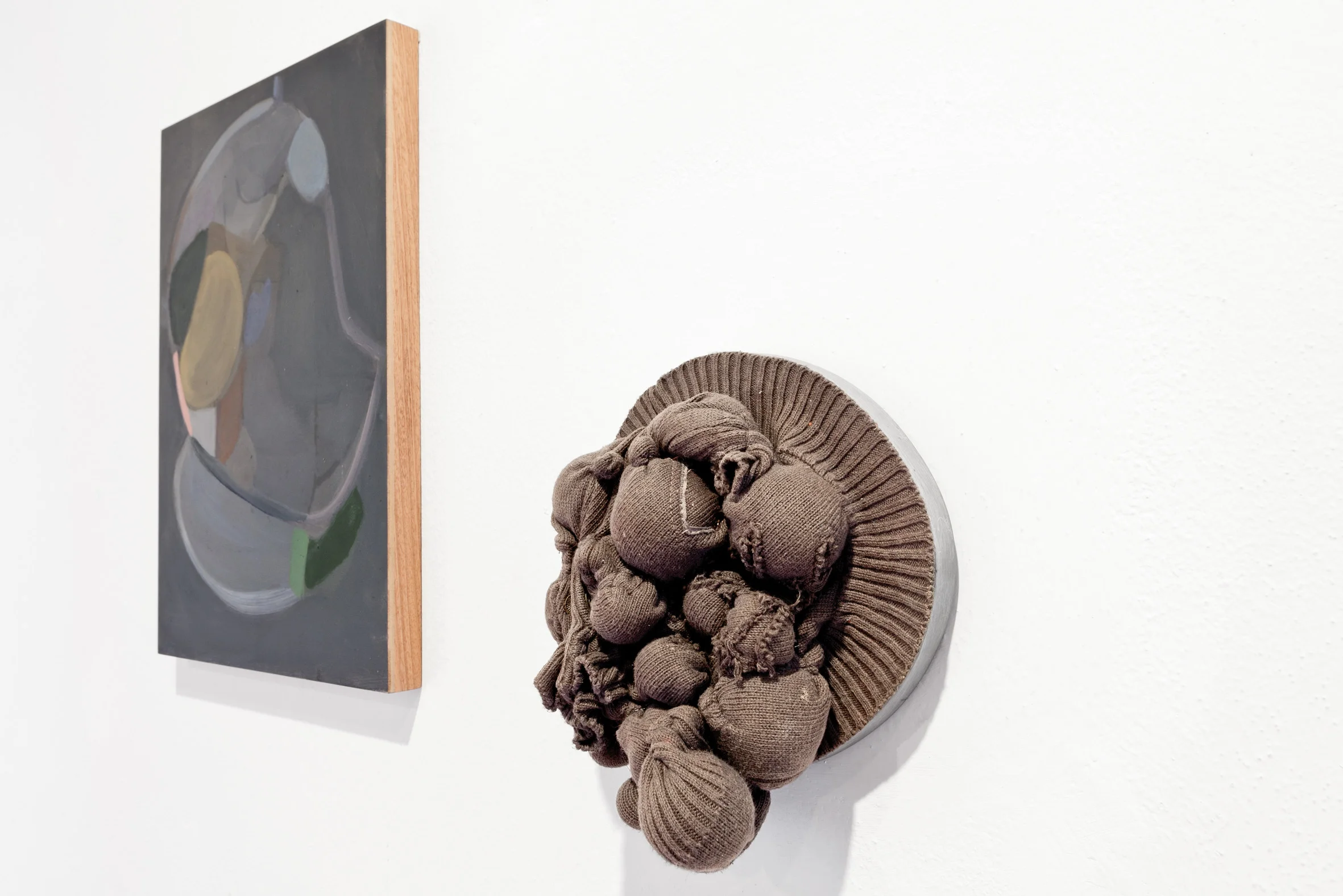 Una scultura realizzata con un golfino per neonati, riassume gesti di forza e delicatezza insieme. Beatrice dialoga con la scultura in due momenti diversi, ma in entrambi casi nelle ore che precedono il buio nello studio, ricercando il gesto del porre e accumulare infantile. Nell'incalzare del tempo i segni rapidi condensano la luce scarsa in una riflessione che cede alle tenebre il fare.