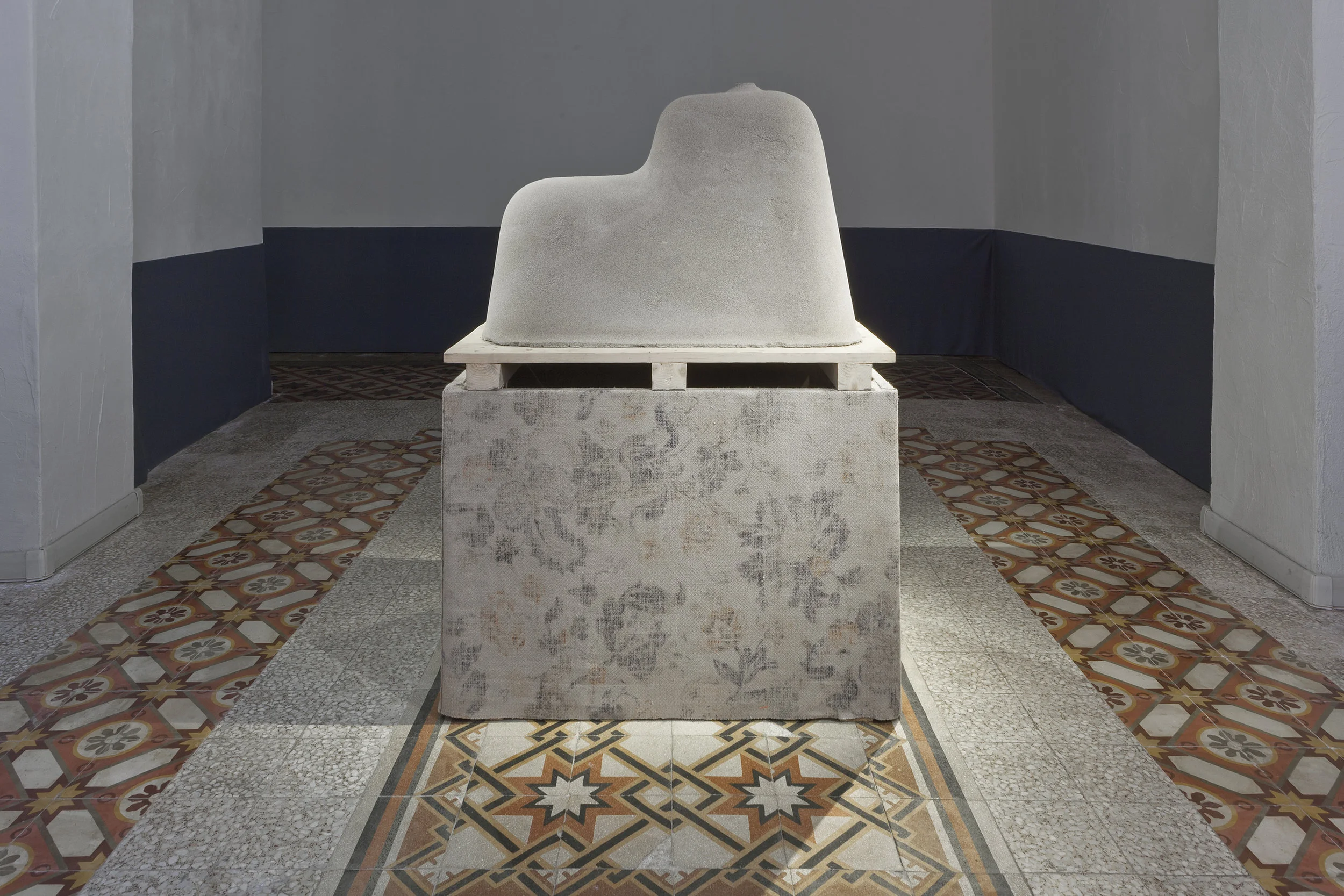 Di qualcosa il fondo, per qualcosa il coperchio , 2016, sabbia compressa, tessuto, legno, dimensioni ambientali
