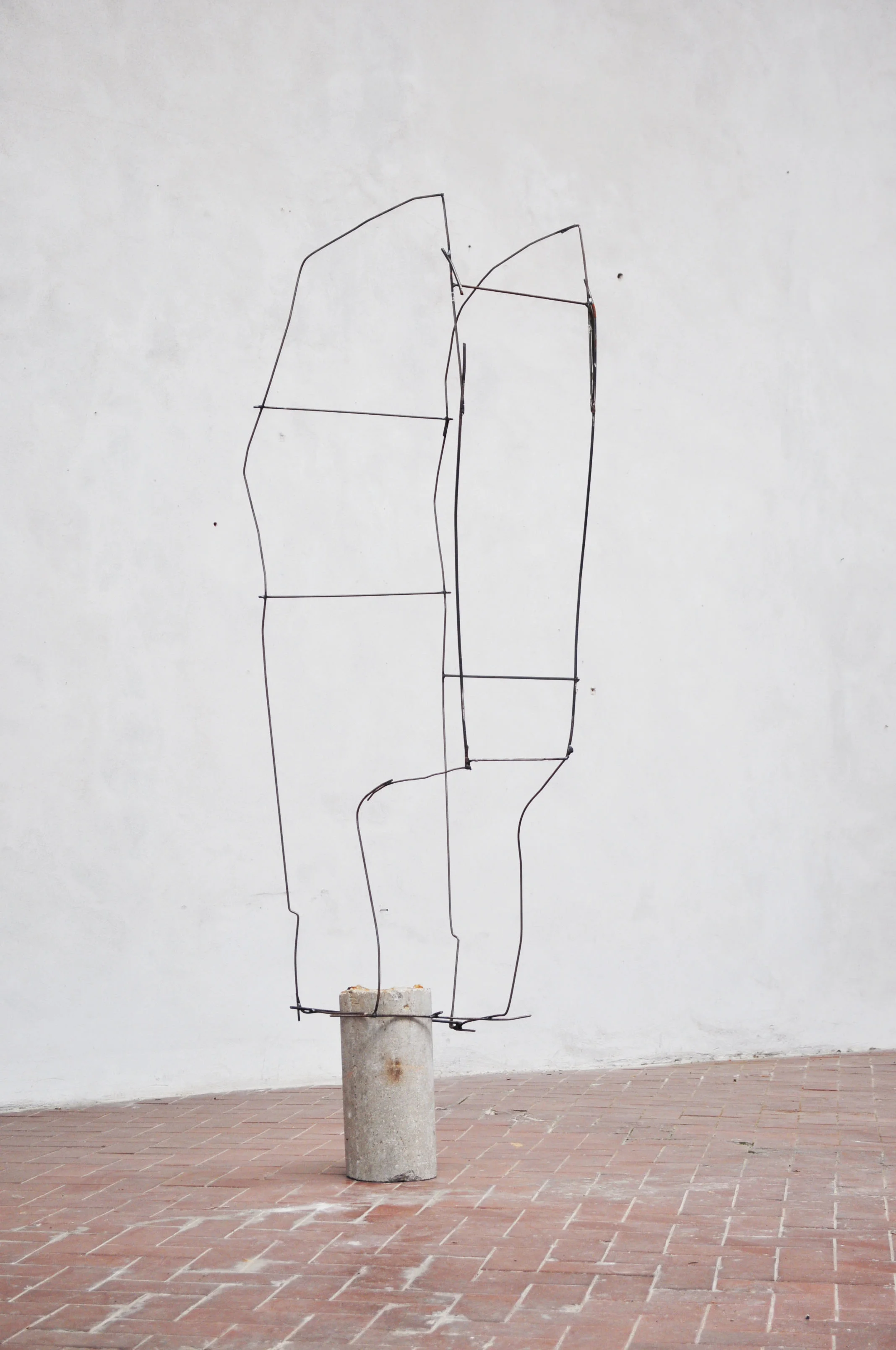 Dentro, attorno, indietro - Cemento e ferro - cm 97x73x48