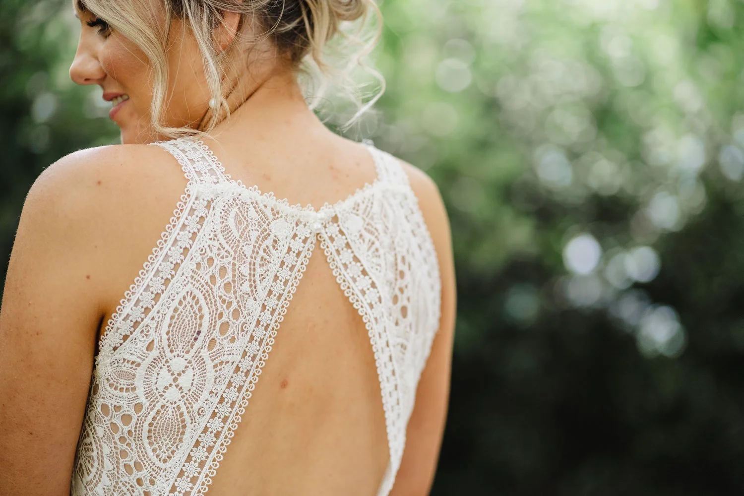  Sarah and Andrew’s awesome summer wedding in Belfast.  Their humanist ceremony was conducted by Fleur Mellor at the Ulster Museum.  Then we grabbed some photos in the Botanic Gardens, before going over to their wedding reception in the amazing Deane