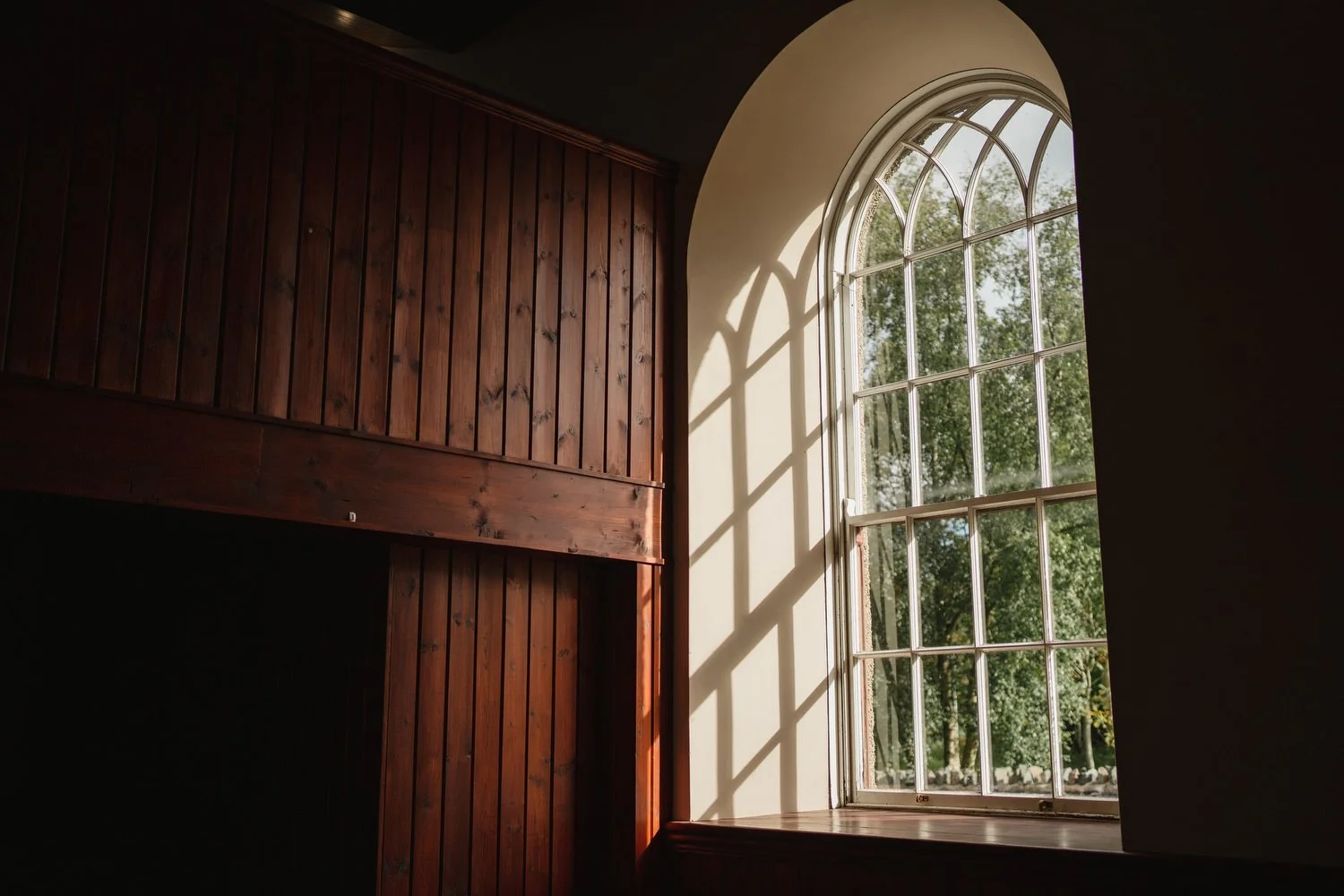  Anna and Josh’s gorgeous Autumn wedding in Omagh Meeting House at Cultra, with photos afterwards in the Ulster Folk and Transport Museum. The reception was in Cultra House with sparklers, sax and shenanigans! 