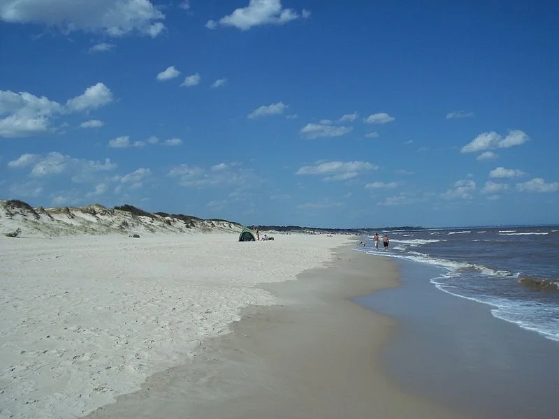 2 800px-El_Pinar_Beach.JPG