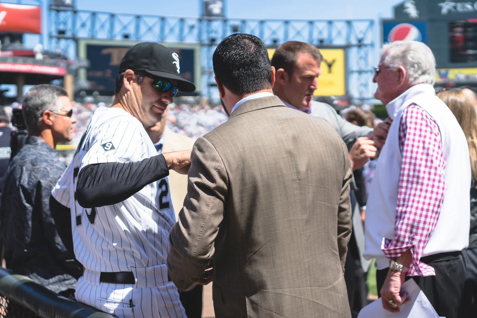 Something you wouldn't normally see... Robin Ventura fixing Ozzie Guillén's button while Jim Thome fixes Hawk's mic.