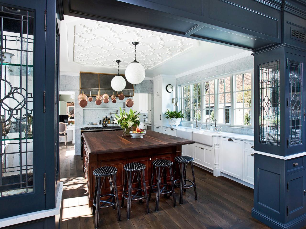 original_Candelaria-Design-traditional-white-kitchen-navy-cabinets.jpg.rend.hgtvcom.1280.960.jpeg