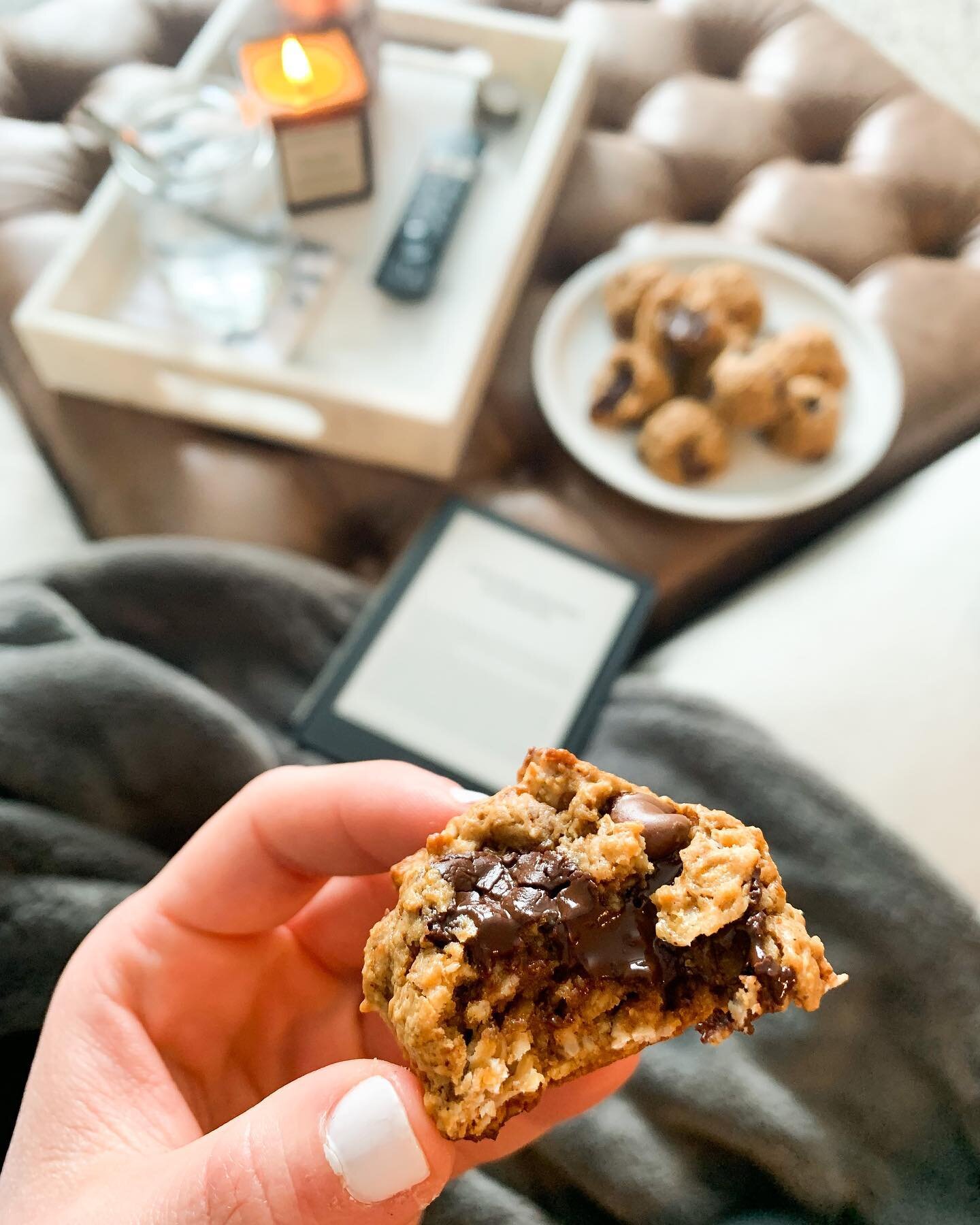 Peanut Butter Oatmeal Chocolate Chip Cookies (gf, df, low sugar) 🍪🖤

Haven&rsquo;t had a Saturday at home in weeks! It feels heavenly to sit on the couch for a few hours, reading &amp; enjoying some warm cookies 🥰

These are gluten-free, dairy-fre