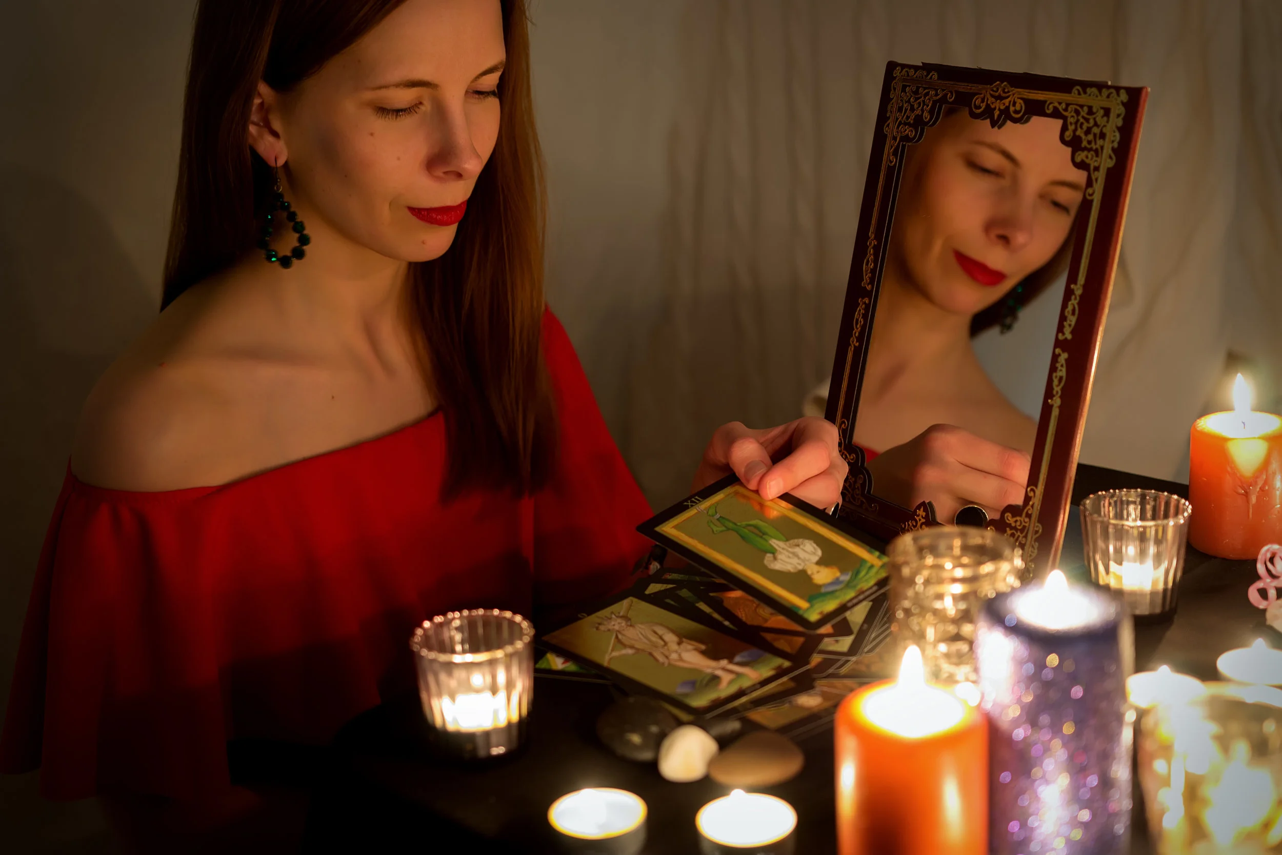 woman guessing on tarot cards