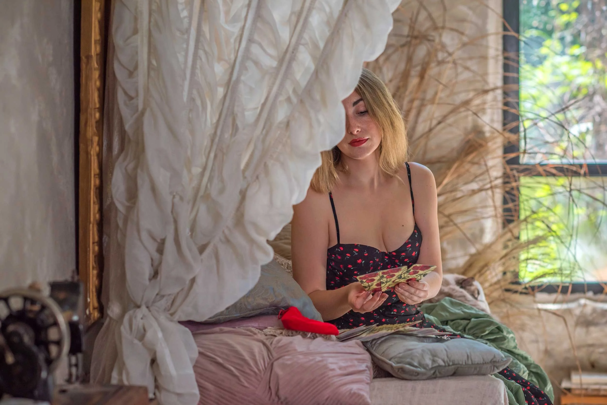 A woman prepares for a tarot reading.