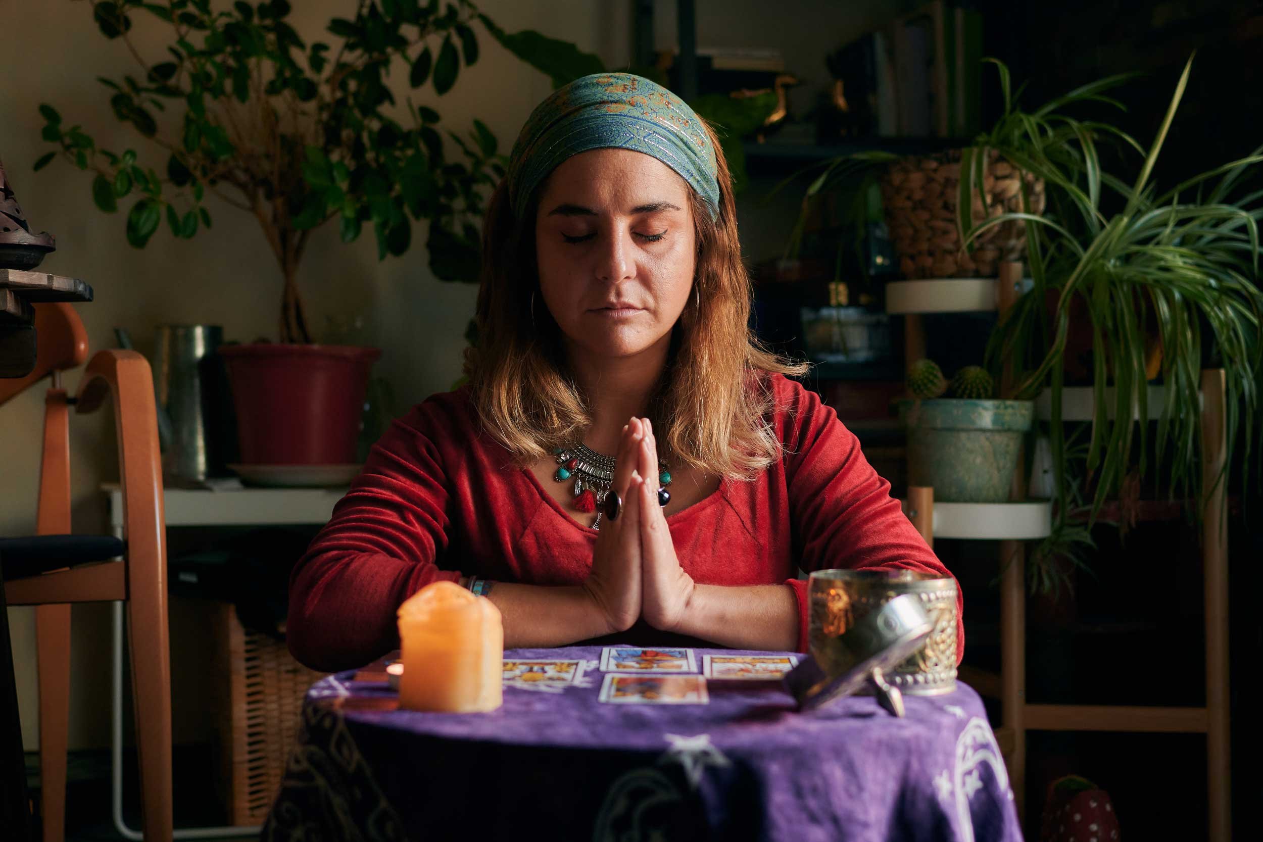 A woman prepares for a tarot reading.