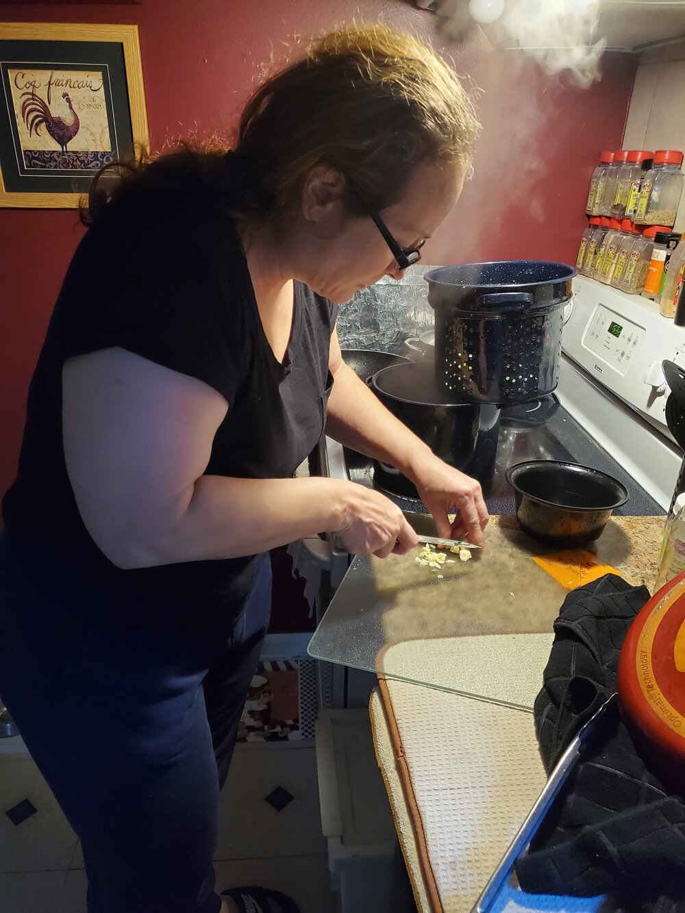 Dawn cutting up garlic for her string beans and chickpea salad  sess. 4.jpg