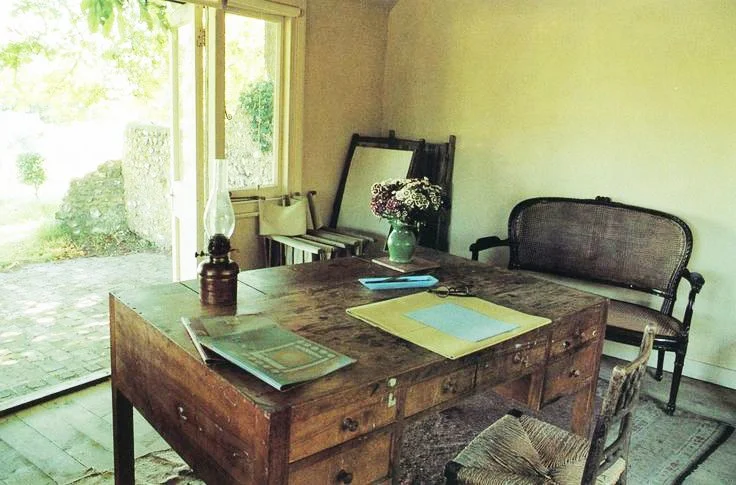VirginiaWoolf's desk.jpg