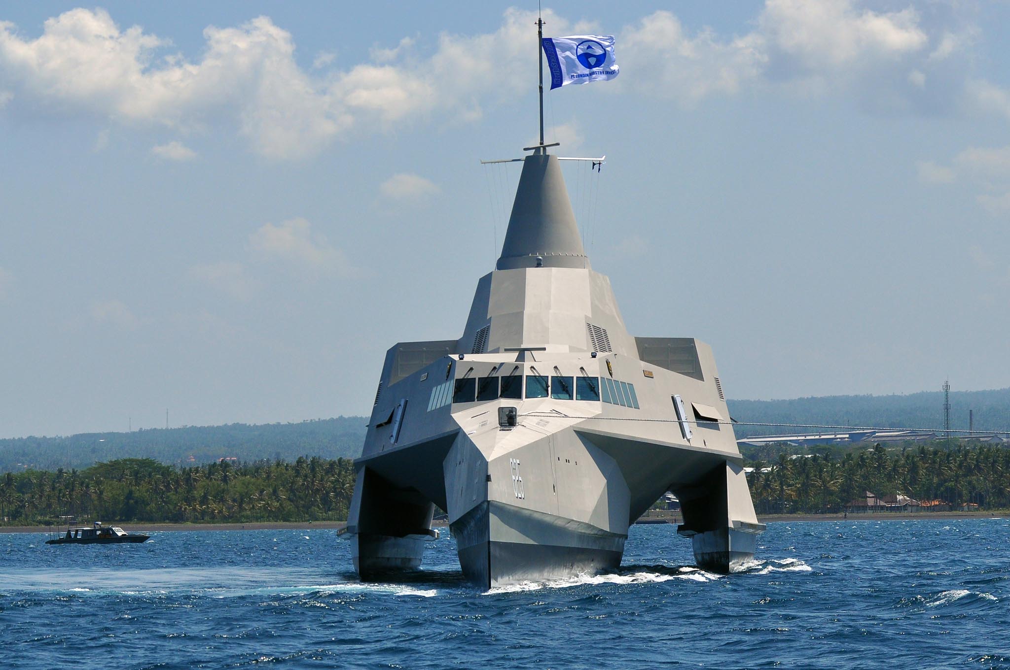 63m FAST MISSILE TRIMARAN Forward Profile .jpg