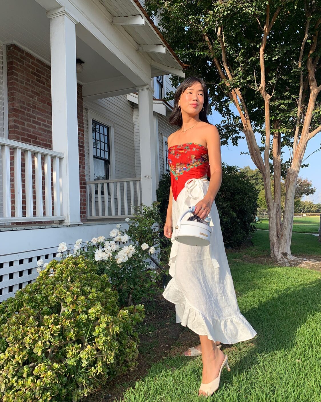 My favorite outfit of the Summer 🍓 New on the blog, Summer Style featuring @jacquemus. Discover the full blog post on ellakol.com (link in bio)