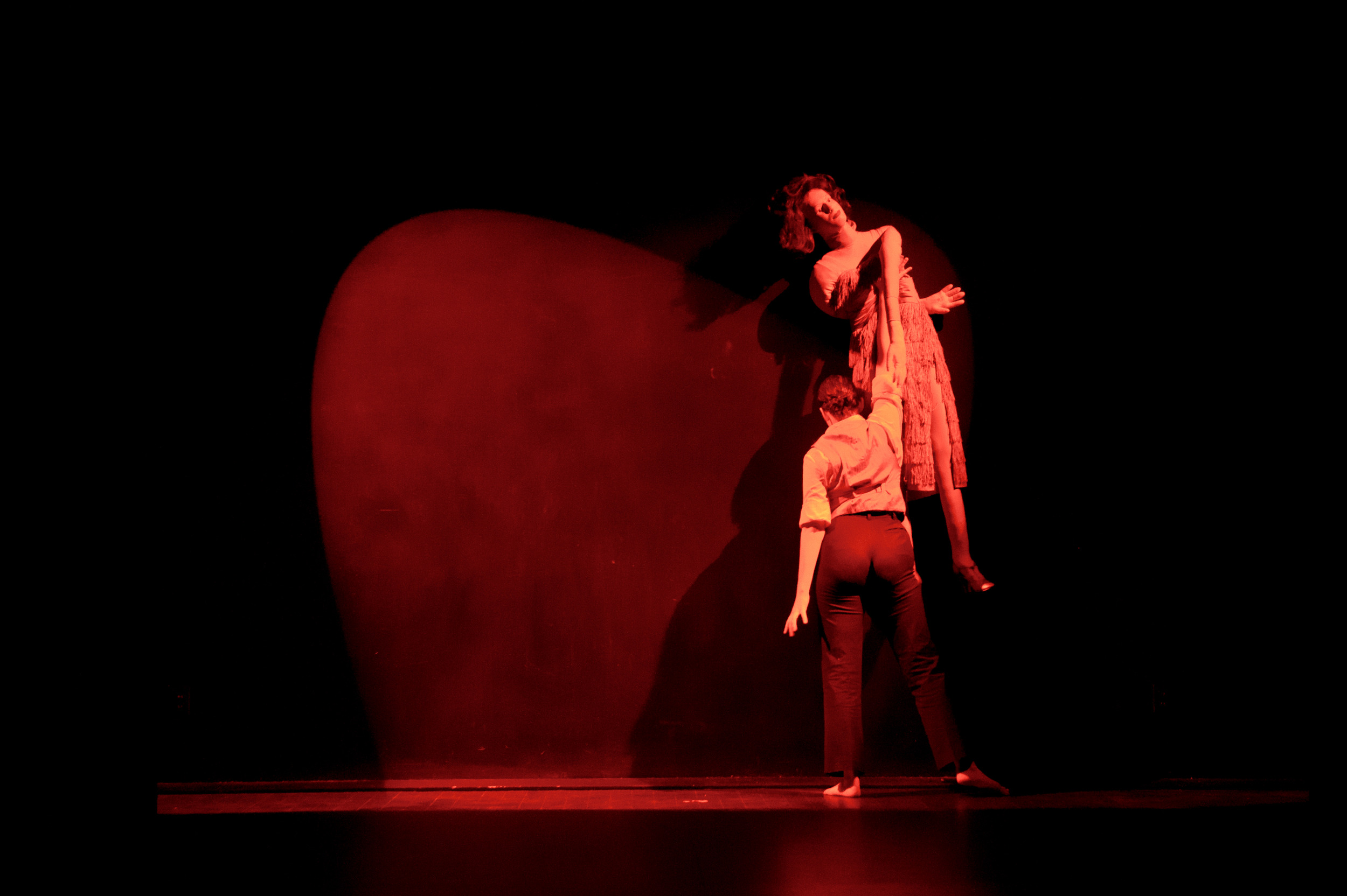 Dancer/Intérprete: Lauren Stewart & 1 dummy/muñeco