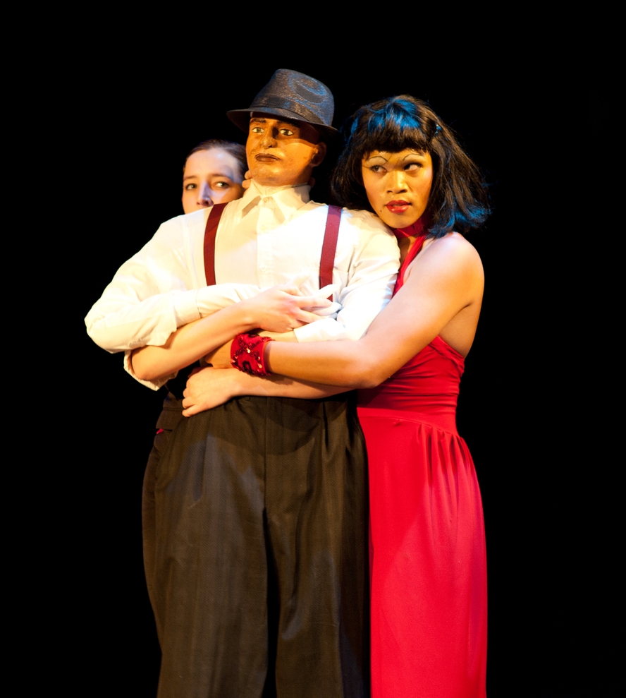 Dancers/Intérpretes: Lauren Stewart, Brian Batugo, & 1 dummy/muñeco