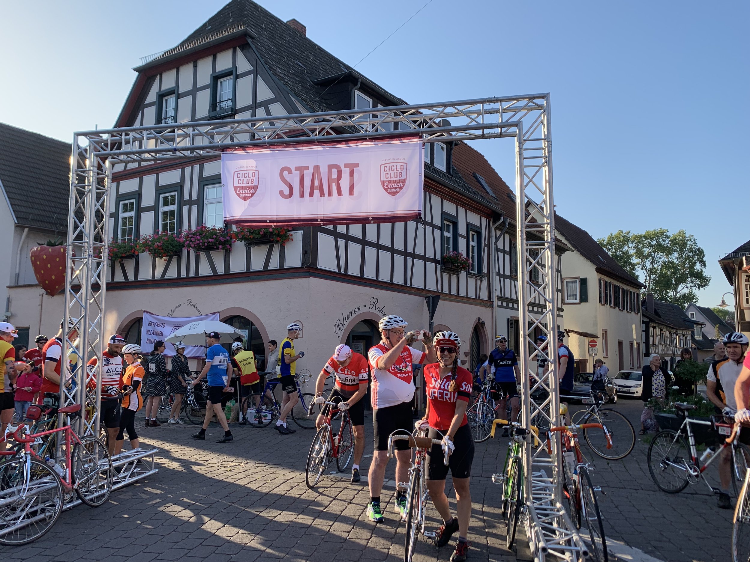 The start in Eltville. A very mellow start line with a coffee vendor in the background.