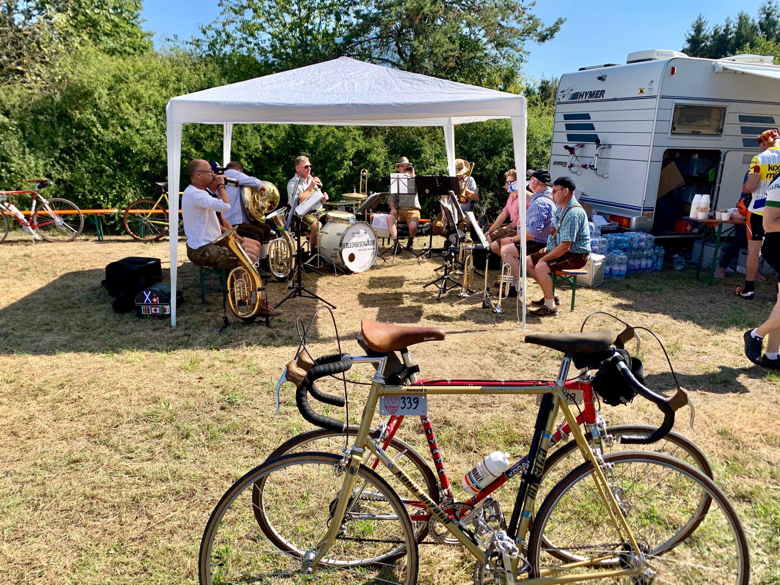 The final feed station and the German pipe band welcoming us.
