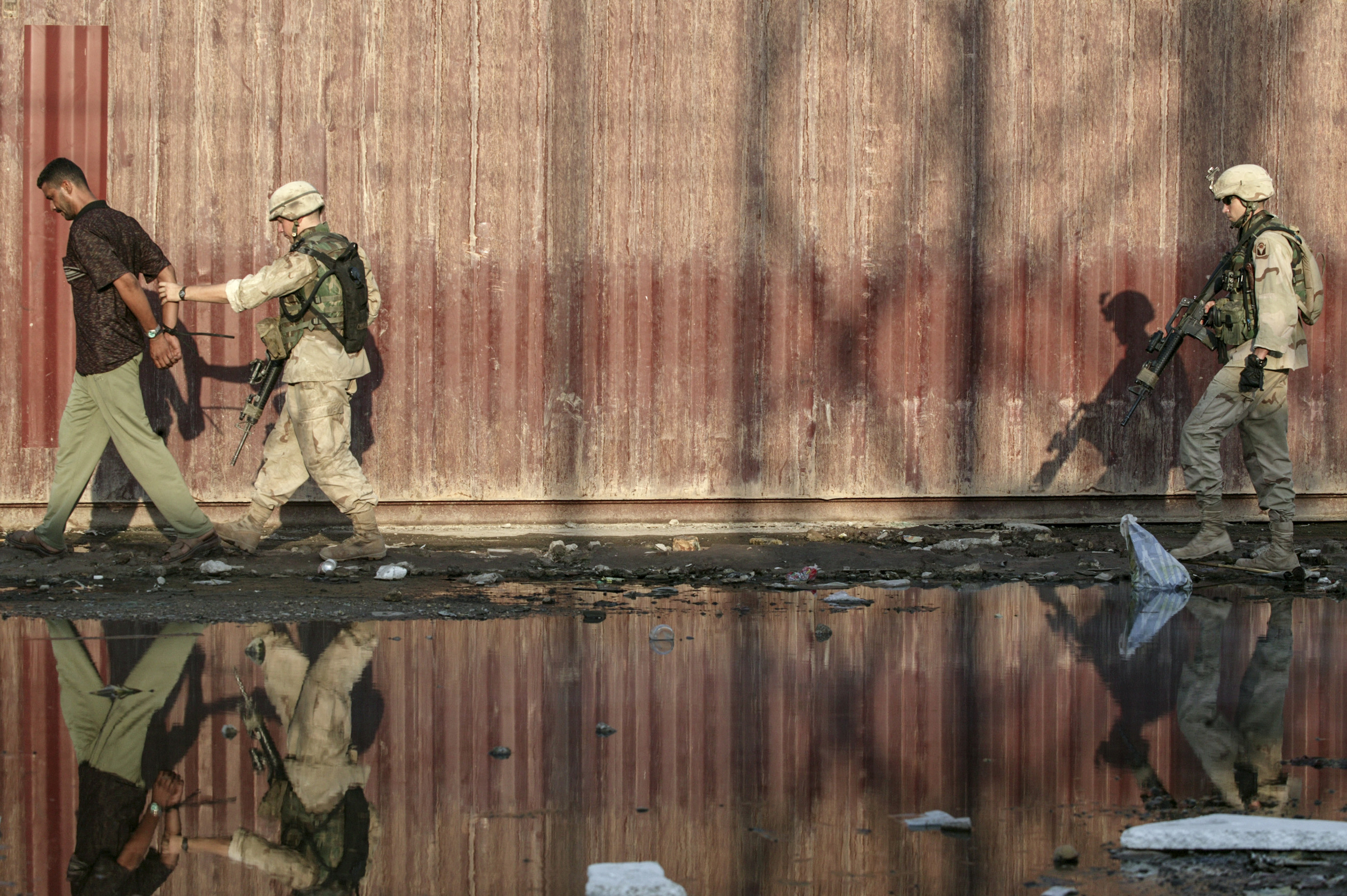  American soldiers detain an Iraqi for questioning. 