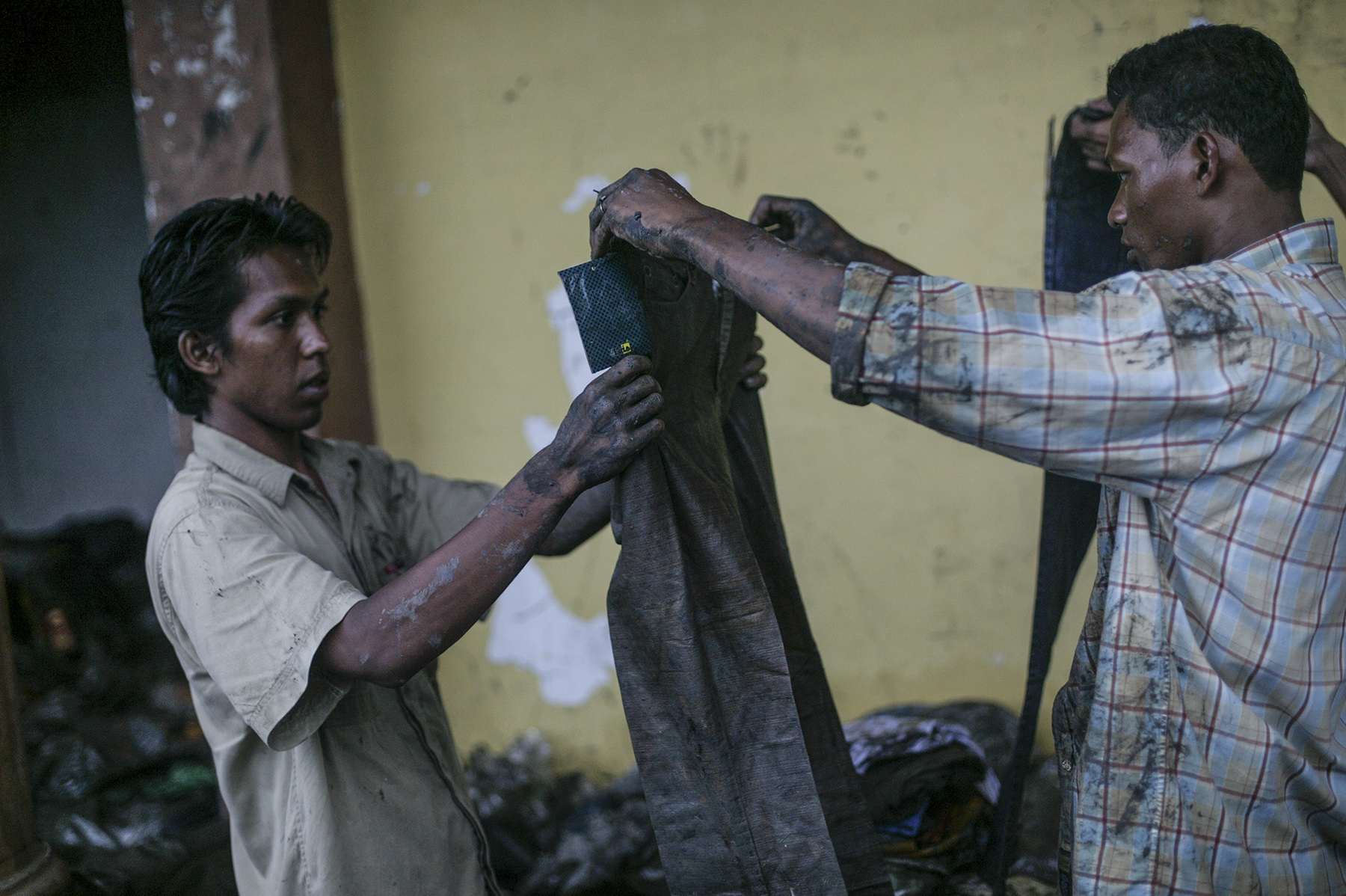  Locals&nbsp;salvage items found in the rubble of mud and debris in&nbsp;a shopping district of Banda Aceh. 