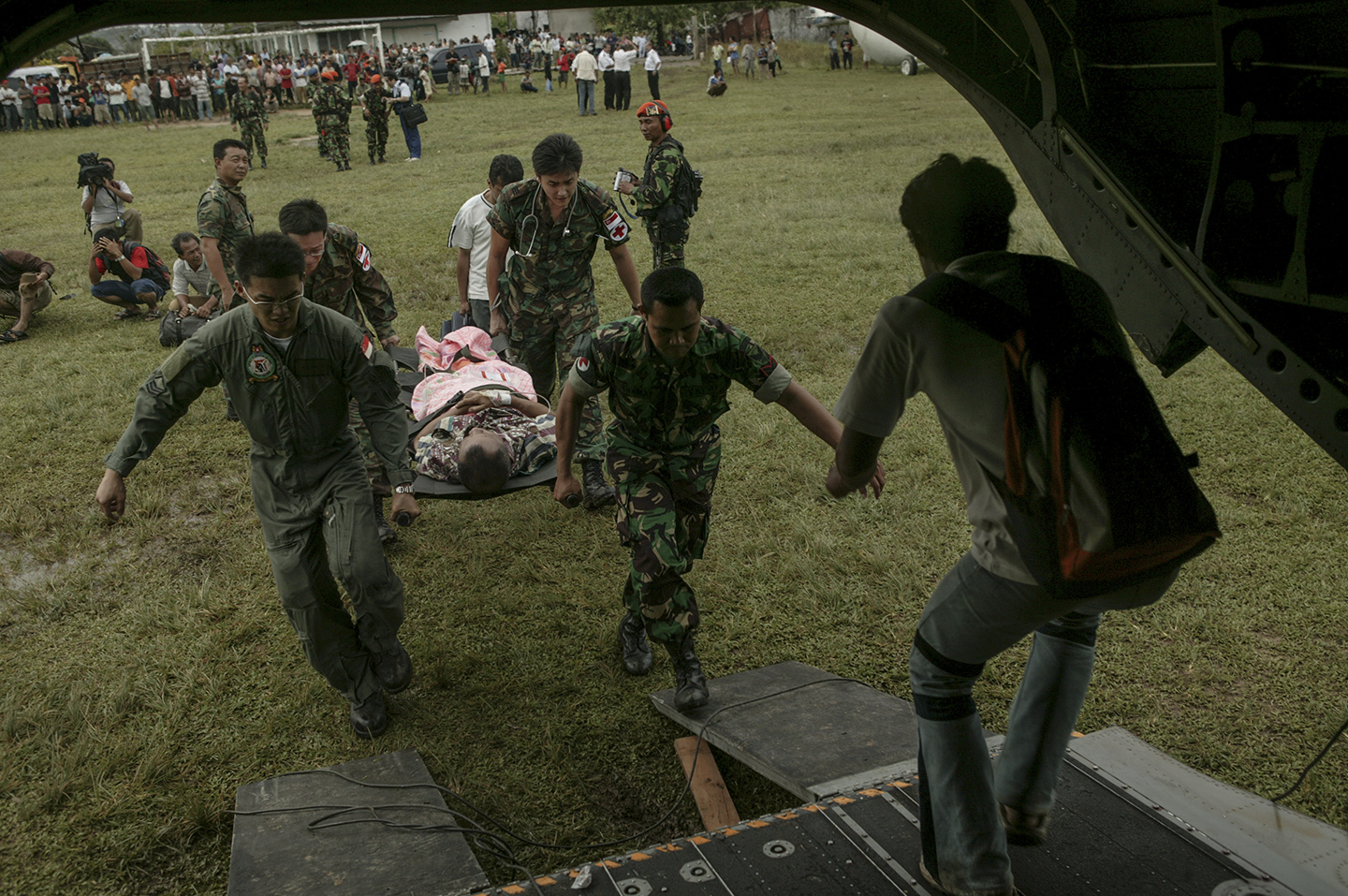  The injured are transported onto helicopters for transportation. 