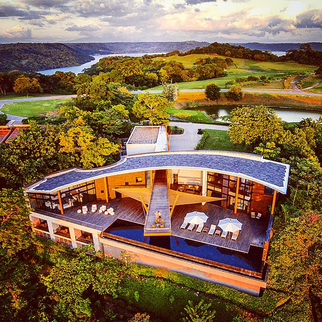 VILLA CIELOMAR's east facing view is of the 13th fairway of the Arnold Palmer golf course. The west is of the Pacific. 
#costarica #villa #villacielomar #vacation #villarental #avillability #golf #arnoldpalmer