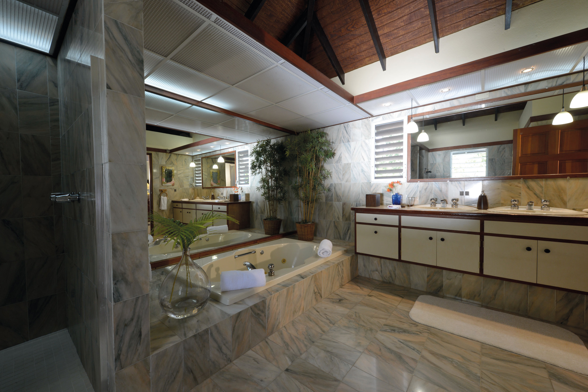 Les Zephyrs Master Bath.jpg