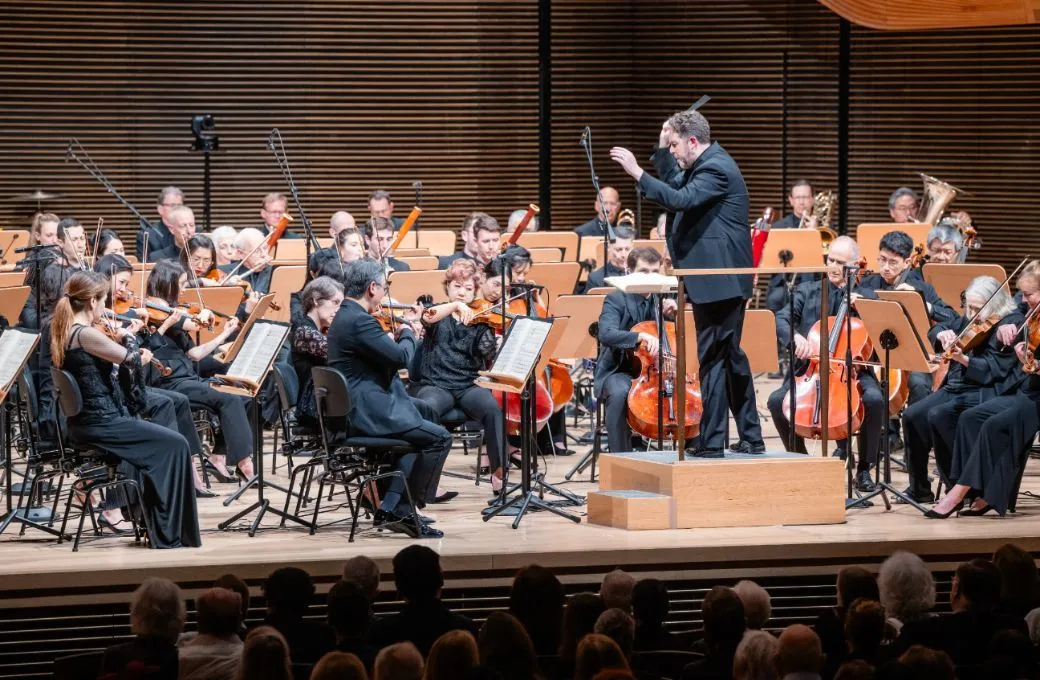 Review: ‘Noisy and pastoral love vie in mixed Philharmonic program’