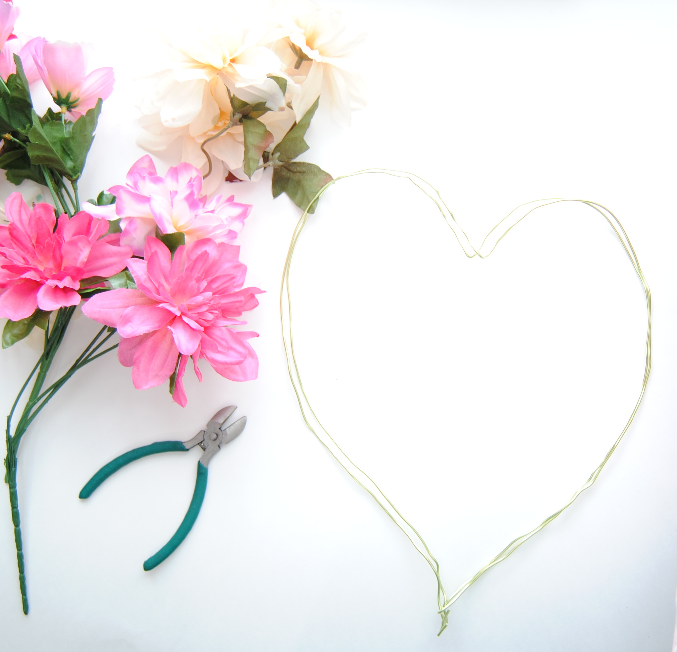 diy-dollar-heart-wreath