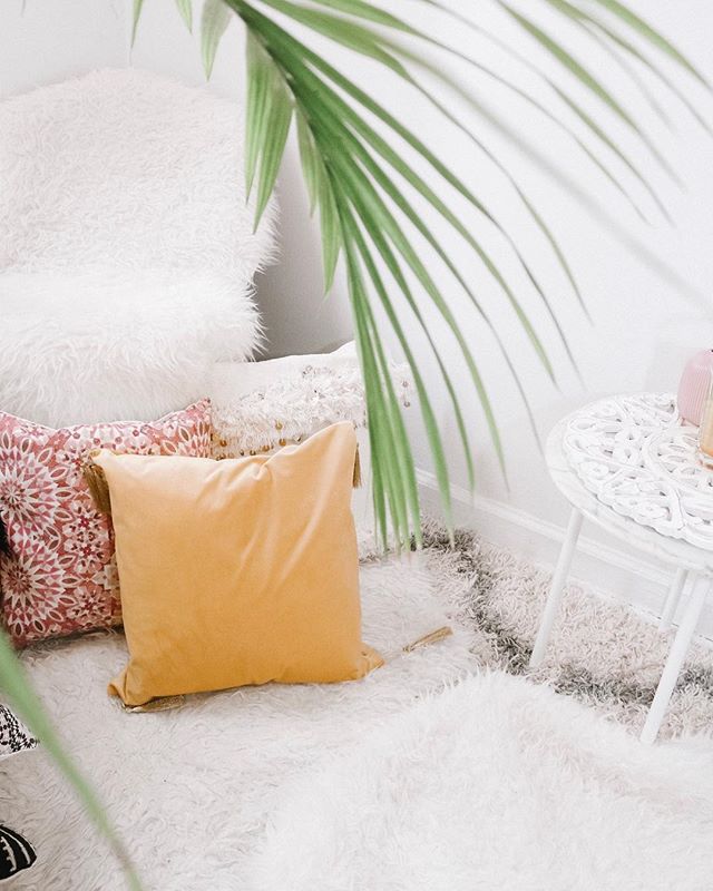 Excuse me while I lay on the floor and pretend I&rsquo;m on an  island 🌴 😌 Are you like me prefer to sit on the floor than actual seats 🛋? :
:
:
Since I&rsquo;m not going on an island anytime soon I love just chilling with my plants. :
DESIGN PSYC