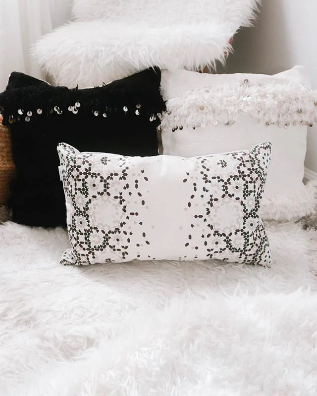 What color makes you feel powerful ? &spades;️
:
I wanted to choose touches of black for this months theme of Success because Color psychology black usually associated with power and success. 
I love playing with different colors and feeling the mood