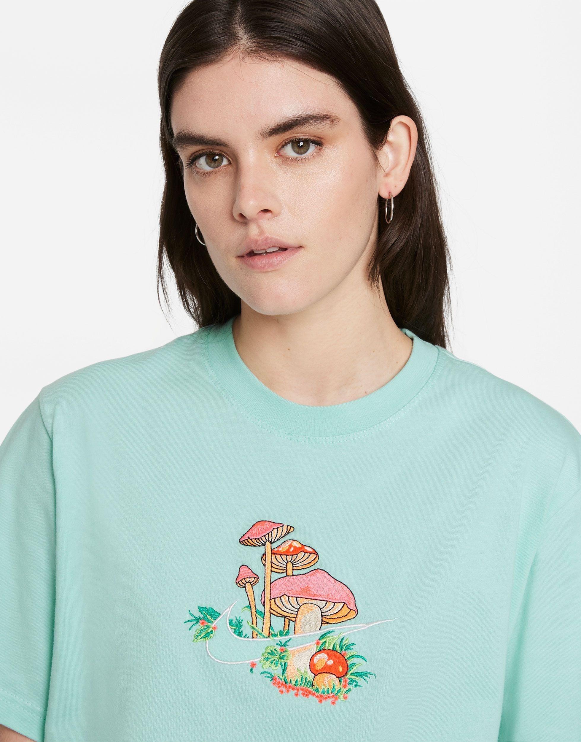 nike-Blues-Logo-Twist-Embroidered-Boxy-T-shirt.jpeg