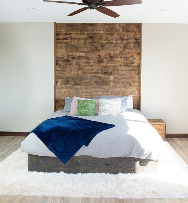 Love this simplicity and also the custom barn wood headboard. @kendrajoswiak 
#buildersofig #bodenbuilt #barnwoodbuilders