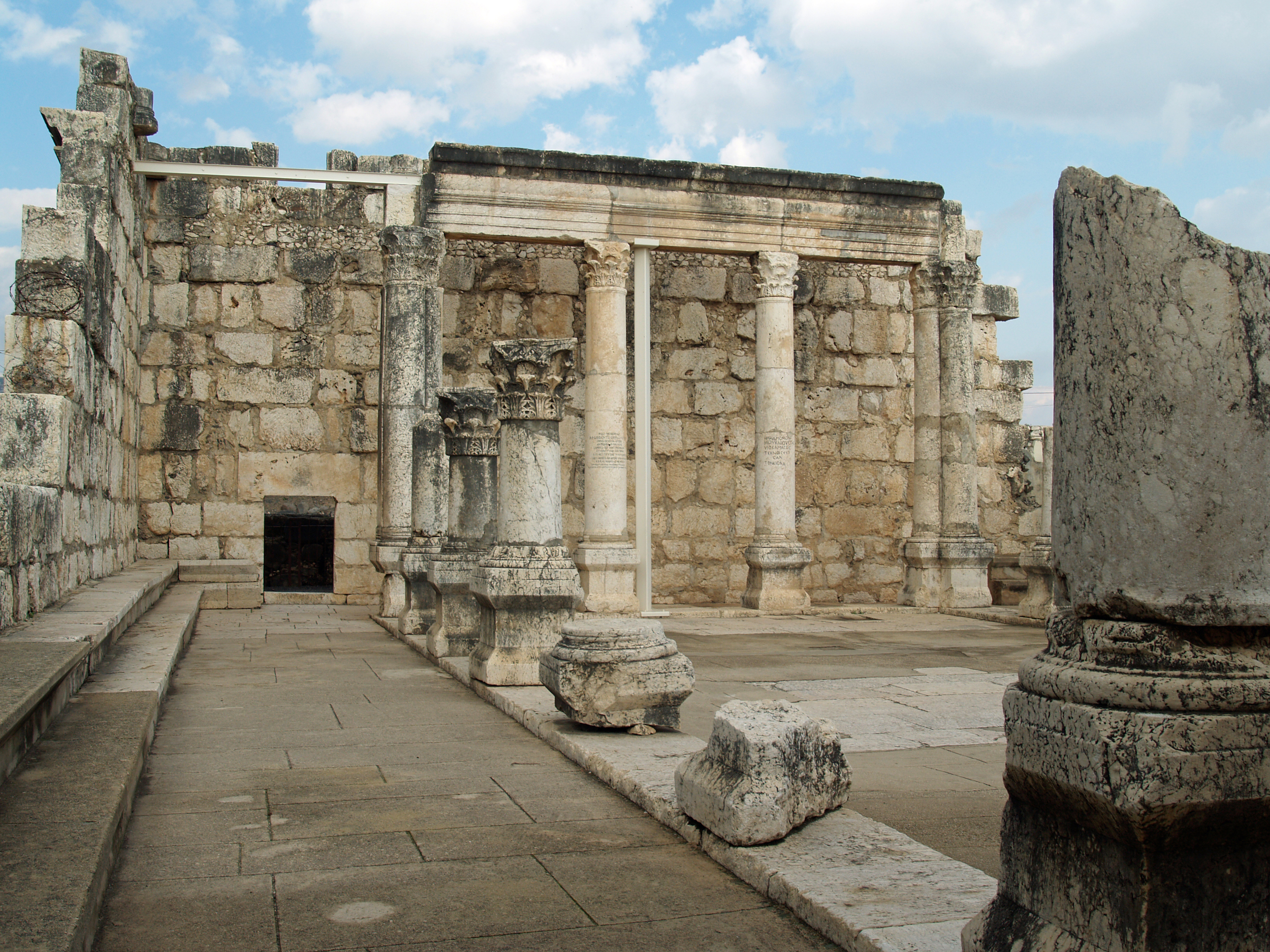 Capernaum_synagogue_by_David_Shankbone.jpg