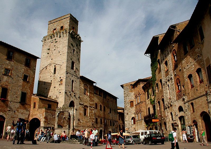 Piaza Cisterna in San Gimignano.jpg