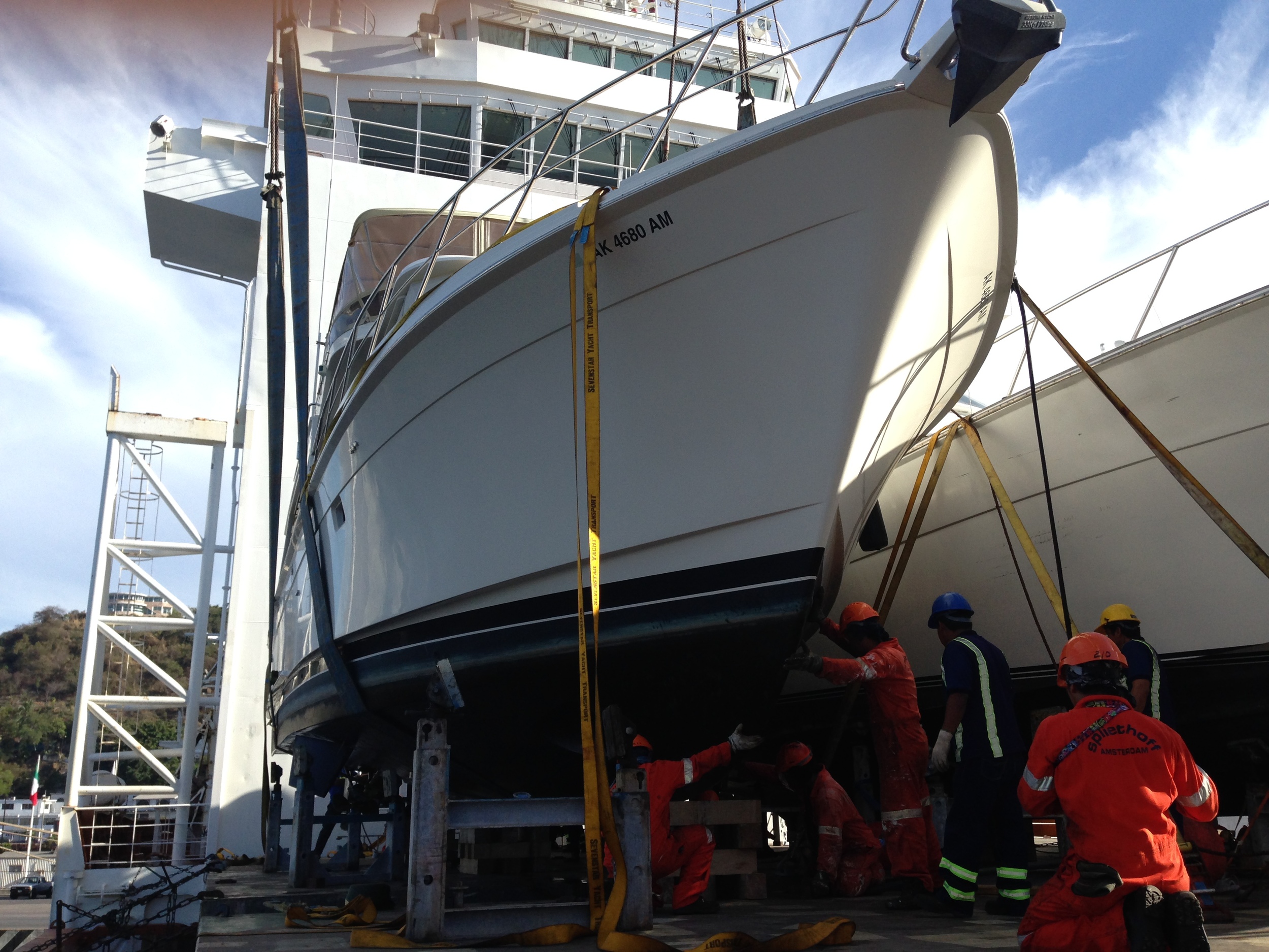 Loading an Offshore 55' in Manzanillo to head to Alaska