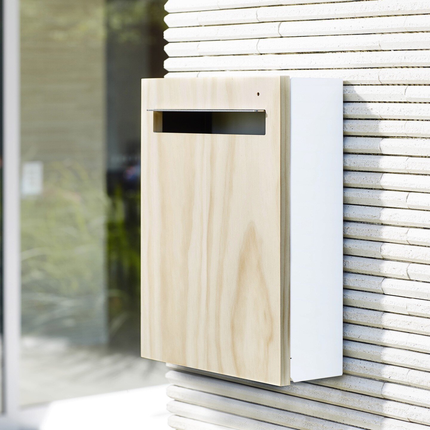 Javi wall mount letterbox 📭 Its slick, custom design, discrete security features, and protective compartment make it the perfect accompaniment to any home. . ⁠
-⁠
-⁠
Australian 🦘 made and designed for you.⁠
-⁠
-⁠
-⁠
#javidesign #design #letterbbox 