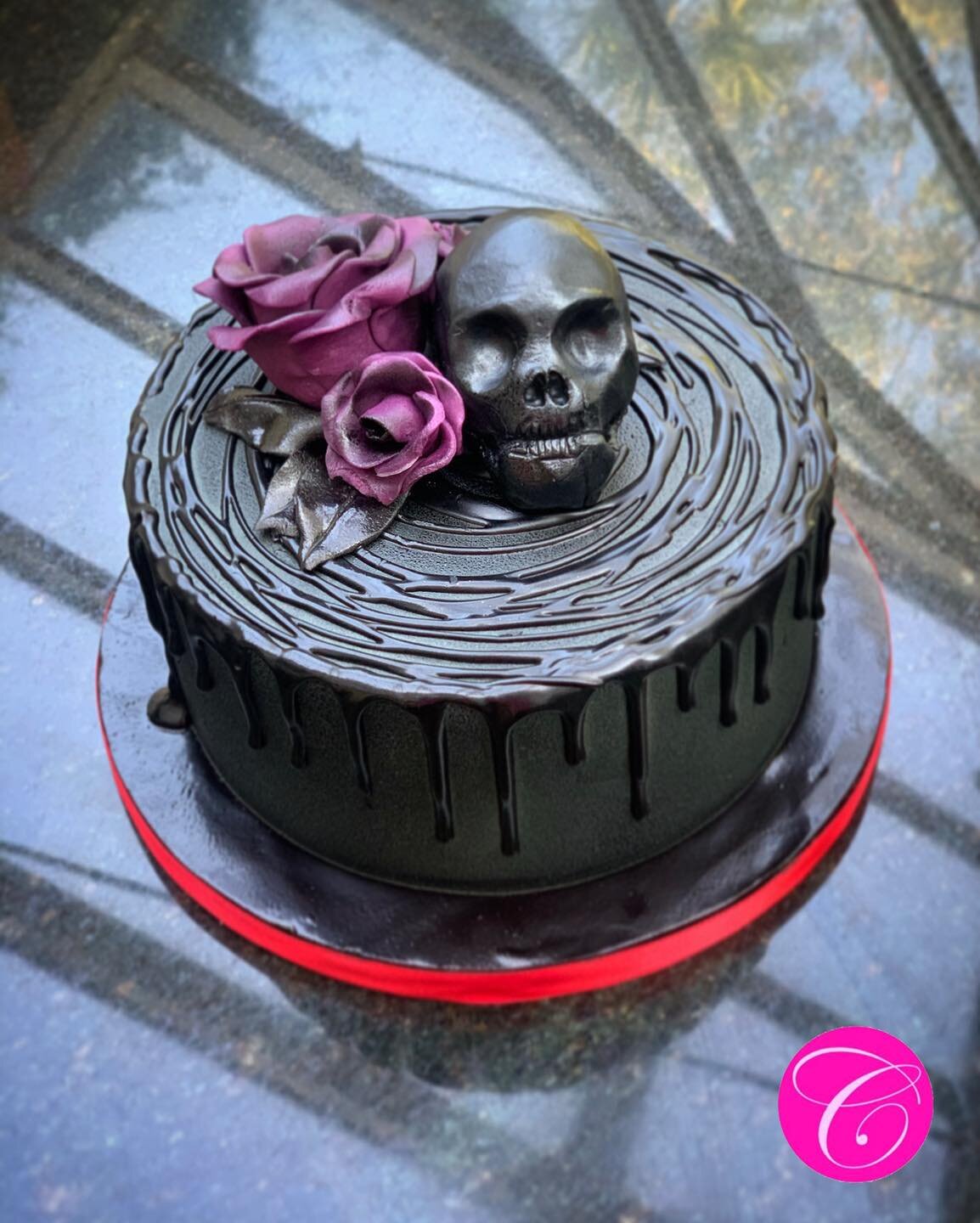 Skull &amp; roses cake