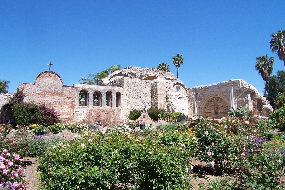 1200px-Mission_San_Juan_Capistrano.jpg