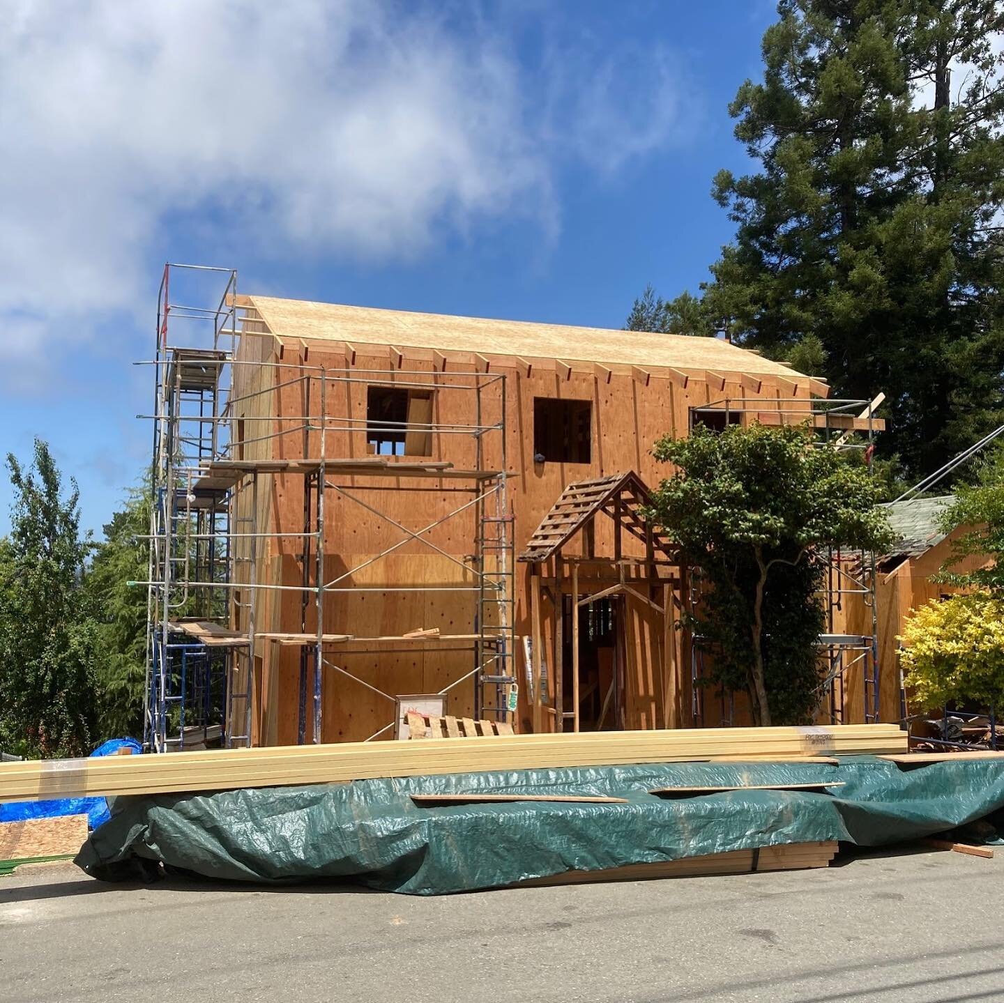 We&rsquo;ve got framing!! 📐 Our Mill Valley home remodel project always providing with the work views ☀️ #landscapearchitecture #designbuild #bayareagardens #construction #landscapedesign #homeremodel #homedesign