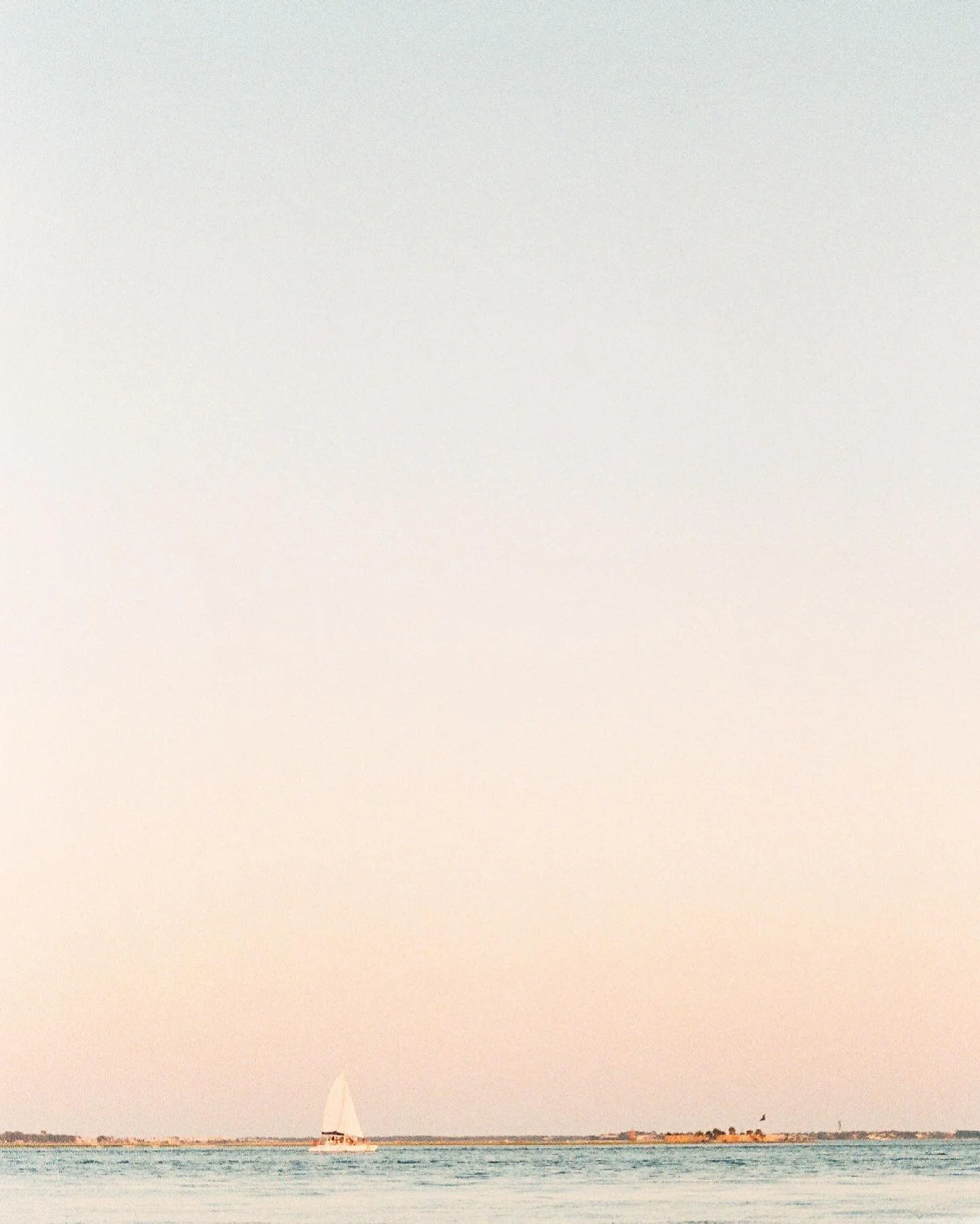 Have you ever been on a sailboat?! I&rsquo;ve always wanted to sail at sunset!  Just a little bobber skimming across the water with the wind ⛵️☀️
.⠀
.⠀
.⠀
#sailing #sailboat #charlestonsailboat #charlestontrip #sunset #sunsetsail #pinkskies #charlestondaily #sailingdreams #staugustinesail #sunsetgram #pentaxsuper #pentaxfilmpentax35mm #fuji400 #35mmfilmcamera