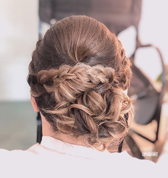 LOW &amp; UP👆//👇 When it comes to choosing hairstyles, I HIGHLY recommend first considering YOUR hair length 📏, thickness 💇&zwj;♀️ &amp; texture➿!
One of the reasons I love updos!
Because we can do a lot with a little!
&middot;
Sometimes we see a