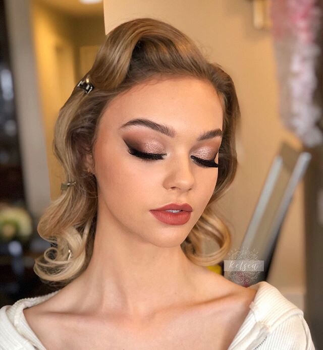 #MakeupMonday When EVERY part of the look comes together on a gorgeous babe (@julllliiaa) it. is. MAGIC. ✨
&middot;
Since it's Makeup Monday 💄
HERE are the Makeup Details! : 👇
➞ skin : @faceatelier
➞ brows : @thebodyshop Bar Soap / filled in with @