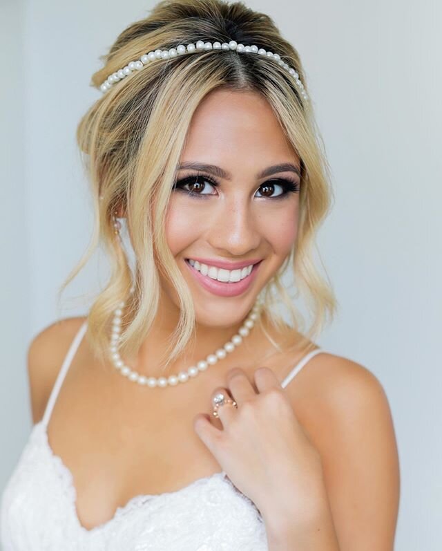 #tbt Confession: I wish I received more wedding photos back from my Brides 🤭 👰 😩
But nevertheless, even if I just get to SEE them,
I get so excited!
There&rsquo;s nothing like a &ldquo;Bridal Glow&rdquo;
👰✨
Which brings me to my next point :
Make
