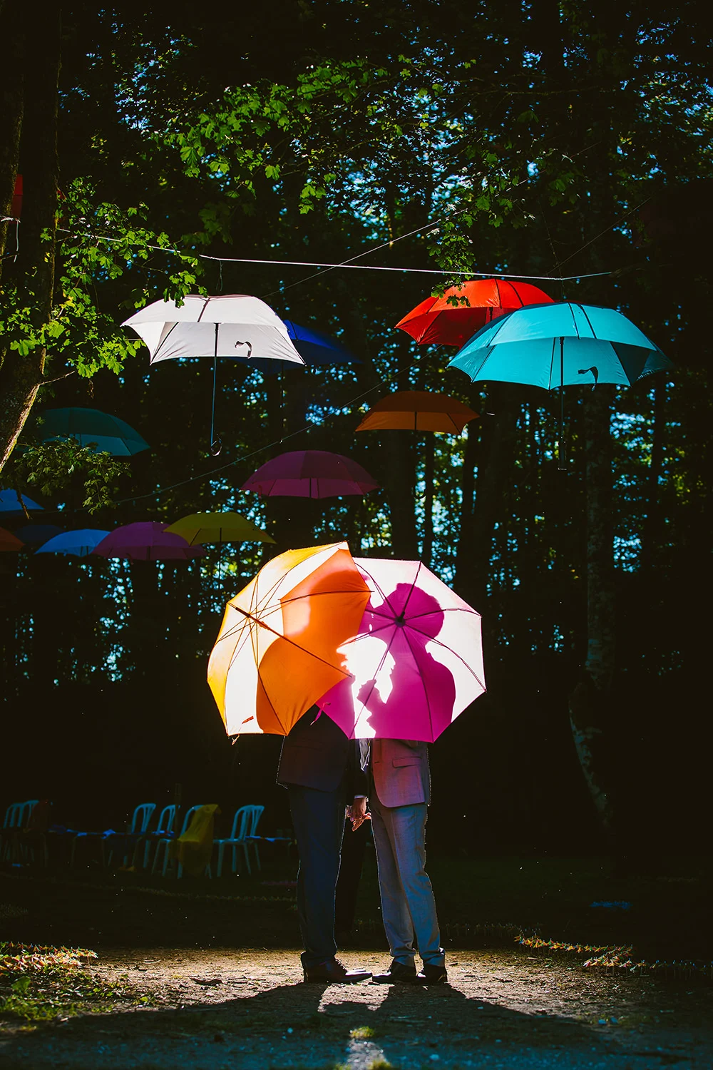 Mariés sous deux parapluies, thème décoratif du mariage LGBT