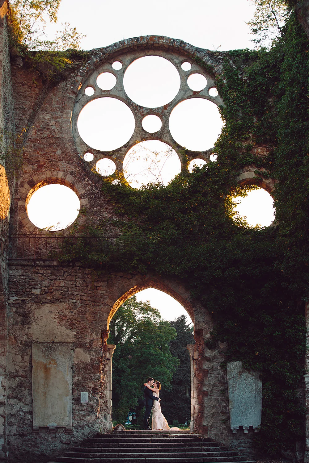 Photos de couple à Abbaye des Vaux de Cernay photo de GuillaumeN